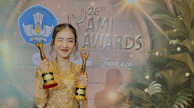 Mendiang Melitha Sidabutar Raih Piala di AMI Awards 2024, Tangis Sang Ibu Pecah Saat Terima Penghargaan