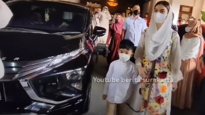 Outfit Lebaran Selvi Ananda. (YouTube/Berita Surakarta)