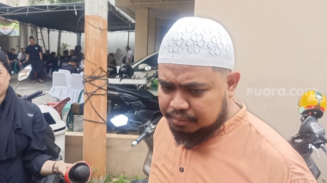 Rigen Rakelna di rumah duka Babe Cabita di kawasan Ciputat, Tangerang Selatan pada Selasa (9/4/2024). [Suara.com/Rena Pangesti]