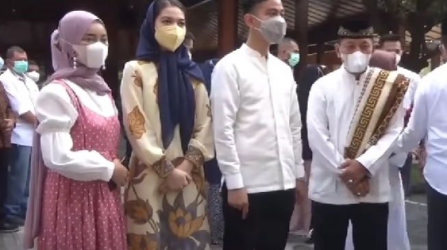 Outfit Lebaran Selvi Ananda. (YouTube/Berita Surakarta)