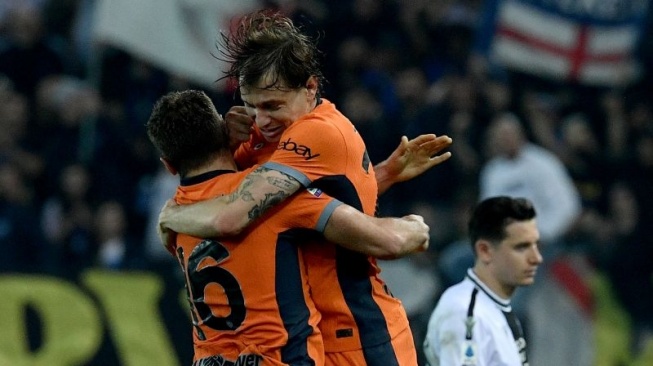 Gelandang Inter Milan Davide Frattesi dan Nicolo Barella (kanan) merayakan gol timnya dalam pertandingan Liga Italia antara Udinese dan Inter Milan di Stadion Friuli - Dacia Arena, Udine, pada 8 April 2023. (AFP/FILIPPO MONTEFORTE) 