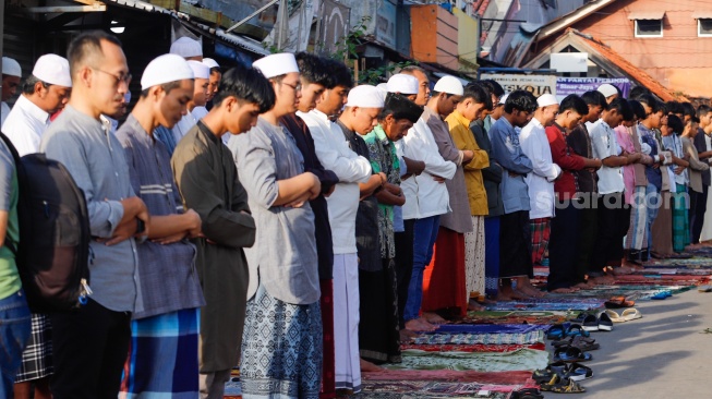 Umat muslim melaksanakan Salat Idul Fitri 1445 H di kawasan Jatinegara, Jakarta Timur, Sabtu (10/4/2024). [Suara.com/Alfian Winanto]