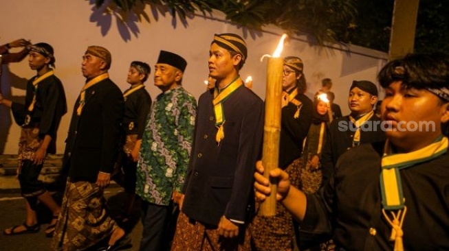 Kirab Obor dan Gunungan Jajanan Pasar Semarakkan Malam Takbir di Pura Mangkunegaran