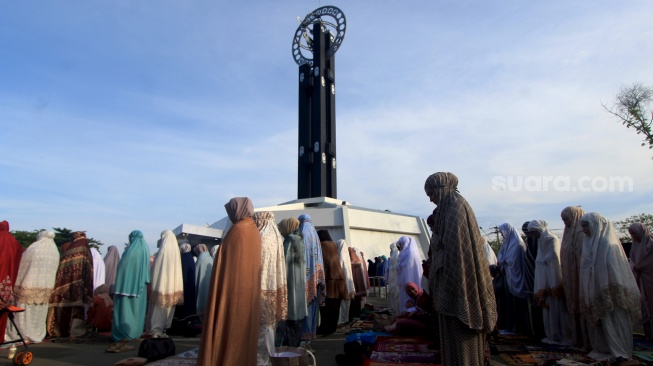 Umat Islam melaksanakan Shalat Id 1445 Hijriah di kawasan Tugu Khatulistiwa di Pontianak, Kalimantan Barat, Rabu (10/4/2024). [ANTARA FOTO/Jessica Wuysang/nym]