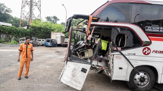 Bus Primajasa mengalam kerusakan cukup parah dalam kecelakaan maut di Tol Cikampek pada Senin (8/4/2024). [Antara]