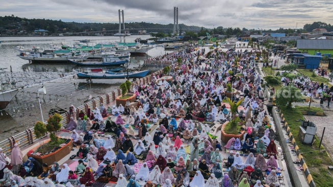 Umat Islam melaksanakan Shalat Id 1445 Hijriah di kawasan Tugu Khatulistiwa di Pontianak, Kalimantan Barat, Rabu (10/4/2024). [ANTARA FOTO/Jessica Wuysang/nym]