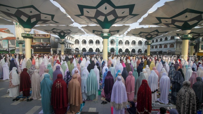 Umat Islam melaksanakan Shalat Idul Fitri 1445 Hijriah di Masjid Jamik Al Anwar Kota Pasuruan, Jawa Timur, Rabu (10/4/2024). [ANTARA FOTO/Umarul Faruq/nym]