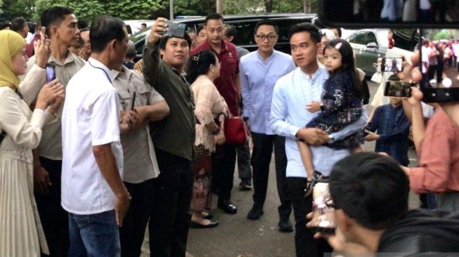 Lebaran Hari Pertama, Gibran Silaturahmi Beserta Keluarganya ke Kertanegara