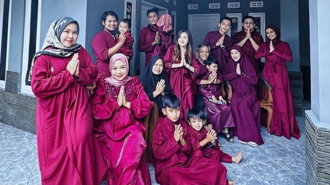 Potret Pasangan Artis Rayakan Lebaran Pertama setelah Menikah (Instagram/@ikram_rsd)