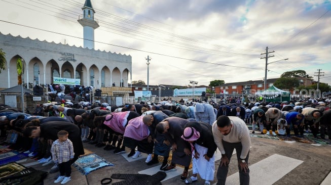 Umat Islam melaksanakan salat Idul Fitri, menandai berakhirnya bulan suci Ramadhan, di luar Masjid Lakemba di Sydney, Australia, Rabu (10/4/2024). [DAVID GREY / AFP]