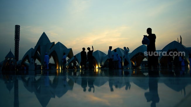 Warga berfoto sebelum melaksanakan Shalat Idul Fitri di Masjid Raya Al Jabbar, Bandung, Jawa Barat, Rabu (10/4/2024). [ANTARA FOTO/Novrian Arbi/nym]