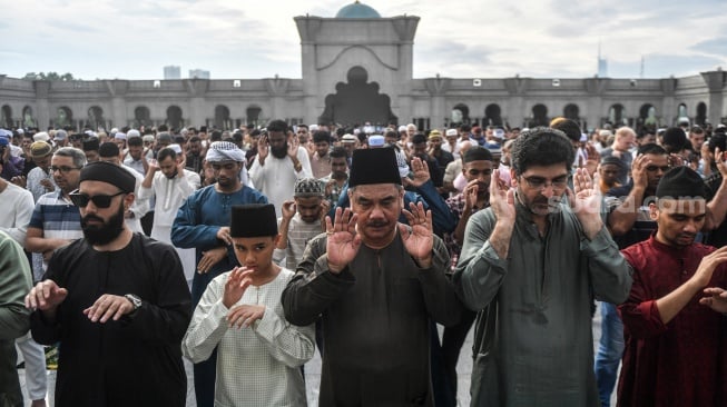 Umat ​​Islam melaksanakan salat Idul Fitri, menandai berakhirnya bulan suci Ramadhan, di masjid Wilayah Federal di Kuala Lumpur, Malaysia, Rabu (10/4/2024). [Arif Kartono / AFP]