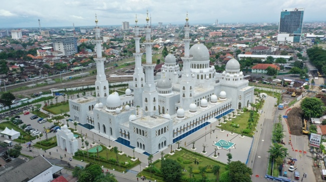 Masjid Sheikh Zayed Solo Mampu Menampung 15.000 Jemaah