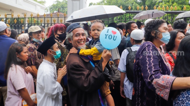 Sejumlah warga mengantre untuk menghadiri open house yang diselenggarkan Presiden Joko Widodo di depan Kantor Kementerian Sekretariat Negara, Jakarta, Rabu (10/4/2024). [Suara.com/Alfian Winanto]