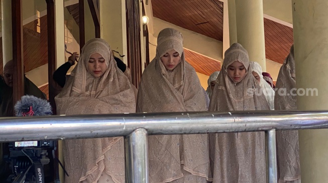 Ayu Ting Ting bersama keluarganya menuju masjid terdekat untuk menjalani salat idul fitri 1445 H di kawasan Depok, Jawa Barat, Rabu (10/4/2024). [Suara.com/Tiara Rosana]