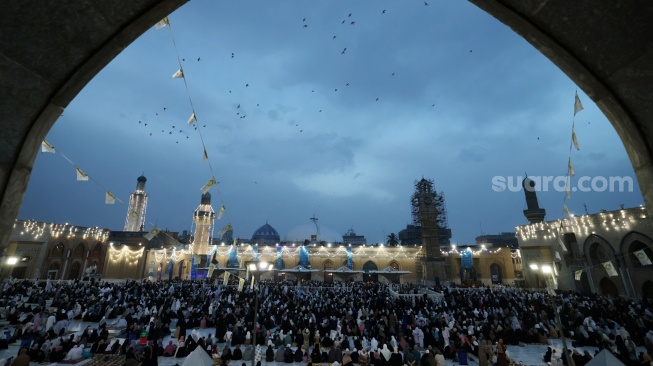 Umat Islam melaksanakan Salat Idul Fitri, yang menandai berakhirnya bulan puasa Ramadhan, di masjid Muslim Sunni Abdul Qader al-Kilani di Bagdad, Irak, Rabu (10/4/2024). [AHMAD AL-RUBAYE / AFP ]