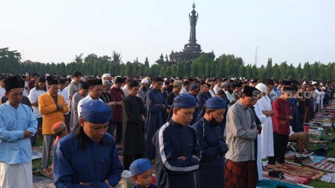 Umat Islam melaksanakan Shalat Idul Fitri 1 Syawal 1445 H di Lapangan Puputan Margarana, Denpasar, Bali, Rabu (10/4/2024). [ANTARA FOTO/Nyoman Hendra Wibowo/nym] 