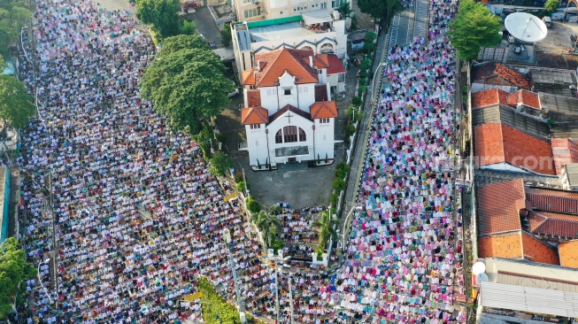 Umat muslim melaksanakan Salat Idul Fitri 1445 H di kawasan Jatinegara, Jakarta Timur, Sabtu (10/4/2024). [Suara.com/Alfian Winanto]