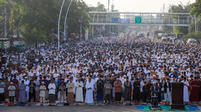 Umat muslim melaksanakan Salat Idul Fitri 1445 H di kawasan Jatinegara, Jakarta Timur, Sabtu (10/4/2024). [Suara.com/Alfian Winanto]