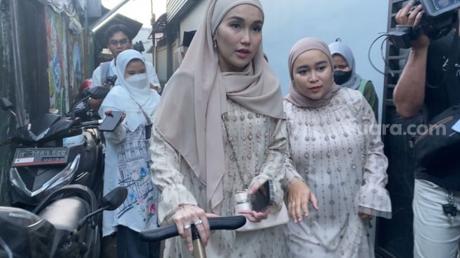 Ayu Ting Ting bersama keluarganya menuju masjid terdekat untuk menjalani salat idul fitri 1445 H di kawasan Depok, Jawa Barat, Rabu (10/4/2024). [Suara.com/Tiara Rosana]