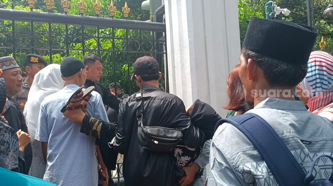 Desak-desakan Saat Antre Open House Jokowi, Seorang Perempuan Pingsan