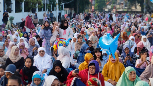 Umat muslim bersiap melaksanakan Salat Idul Fitri 1445 H di kawasan Jatinegara, Jakarta Timur, Sabtu (10/4/2024). [Suara.com/Alfian Winanto]