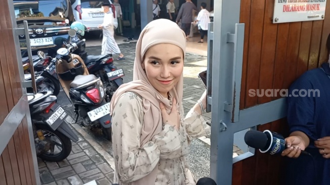 Ayu Ting Ting usai salat Ied di masjid dekat rumahnya di kawasan Depok, Jawa Barat, Rabu (10/4/2024). [Suara.com/Tiara Rosana]