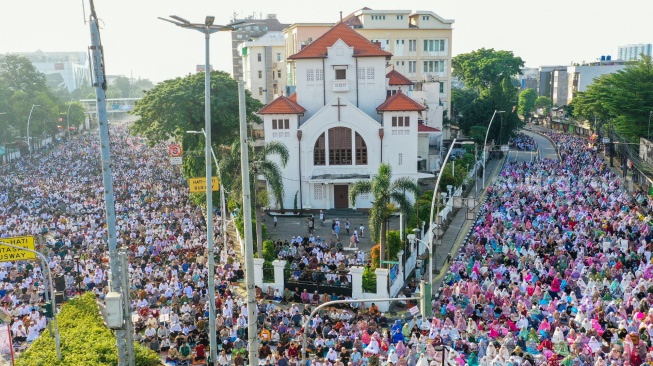 Umat muslim melaksanakan Salat Idul Fitri 1445 H di kawasan Jatinegara, Jakarta Timur, Sabtu (10/4/2024). [Suara.com/Alfian Winanto]