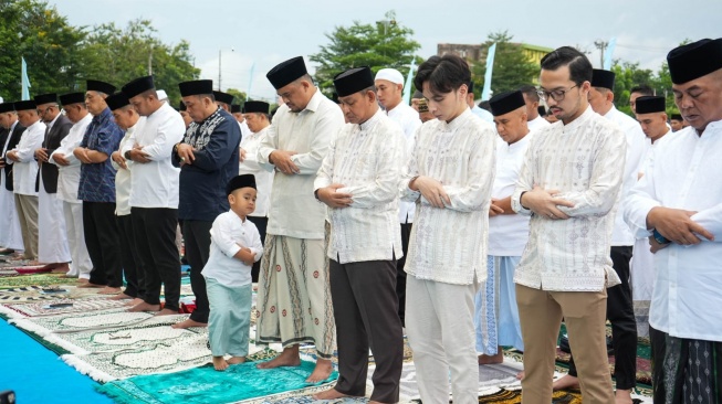 Tingkah Lucu Ketua Nahyan Saat Salat Idul Fitri Bareng Bobby Nasution, Ini Potretnya