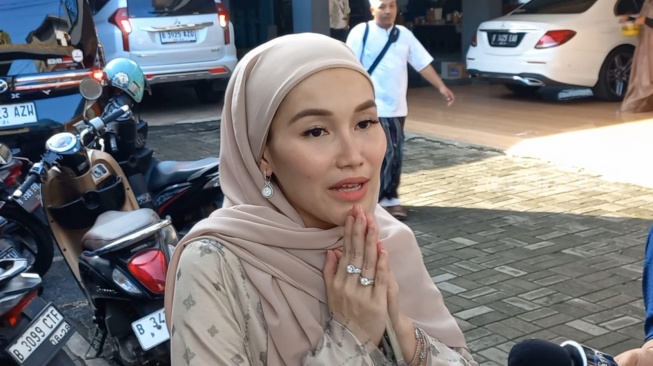 Hampir Telat Salat Ied, Ayu Ting Ting: Bisa Ngamuk Ayah!