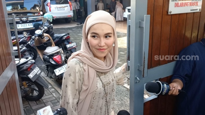 Ayu Ting Ting usai salat Ied di masjid dekat rumahnya di kawasan Depok, Jawa Barat, Rabu (10/4/2024). [Suara.com/Tiara Rosana]