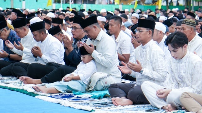 Wali Kota Medan Bobby Nasution bersama Panembahan Al Nahyan Nasution atau Ketua Nahyan  menunaikan salat Idul Fitri di Lapangan Sejati Medan, Rabu (10/4/2024). [dok Pemkot Medan]