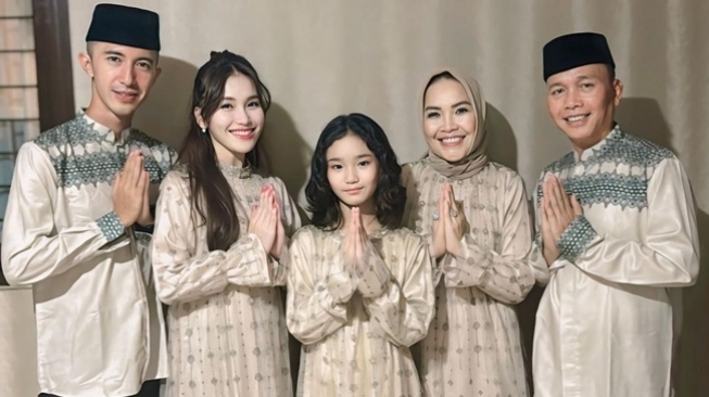 Outfit Lebaran Keluarga Artis (instagram/ayutingting92)