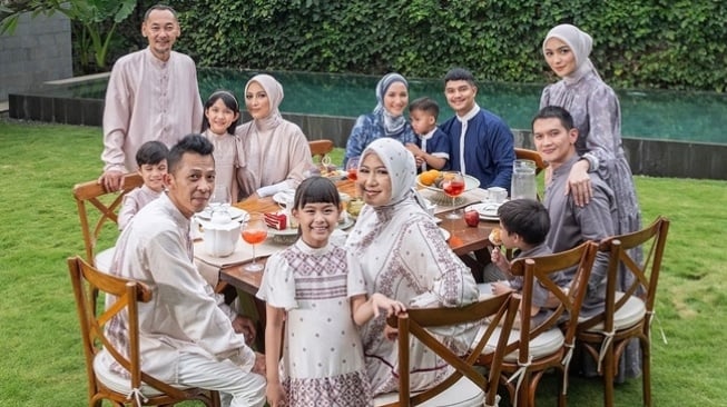 Outfit Lebaran Keluarga Artis (instagram/thereal_rezkyadhitya)