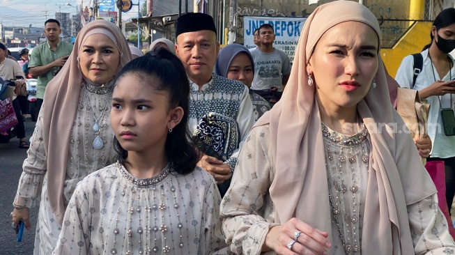 Ayu Ting Ting usai salat Ied di masjid dekat rumahnya di kawasan Depok, Jawa Barat, Rabu (10/4/2024). [Suara.com/Tiara Rosana]