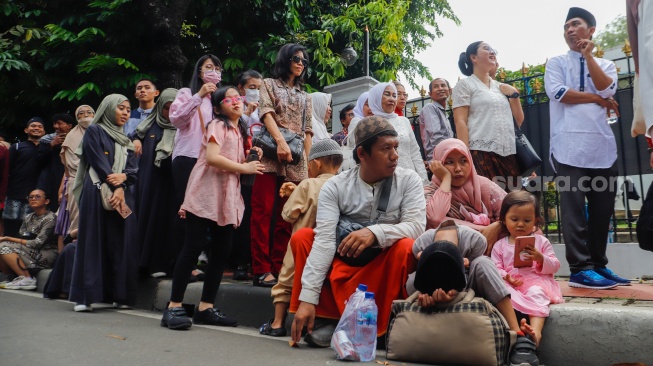 Sejumlah warga mengantre untuk menghadiri open house yang diselenggarkan Presiden Joko Widodo di depan Kantor Kementerian Sekretariat Negara, Jakarta, Rabu (10/4/2024). [Suara.com/Alfian Winanto]