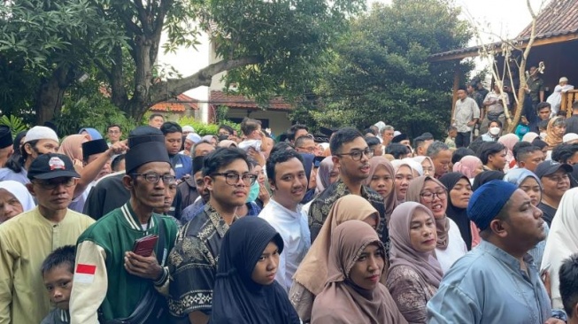 Warga mengantre di kediaman Anies Baswedan yang berada di Kawasan Lebak Bulus, Jaksel untuk bersilaturahmi lebaran, Rabu (10/4/2024). [Suara.com/Bagaskara]