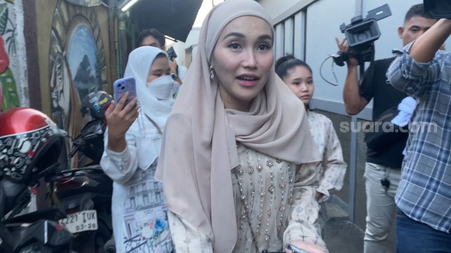 Kenakan Baju Kembar dengan Keluarga, Ayu Ting Ting Terbirit-birit Kejar Waktu Salat Ied