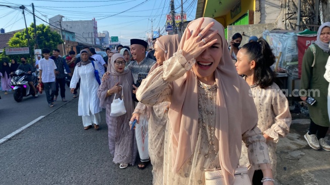 Ayu Ting Ting usai salat Ied di masjid dekat rumahnya di kawasan Depok, Jawa Barat, Rabu (10/4/2024). [Suara.com/Tiara Rosana]