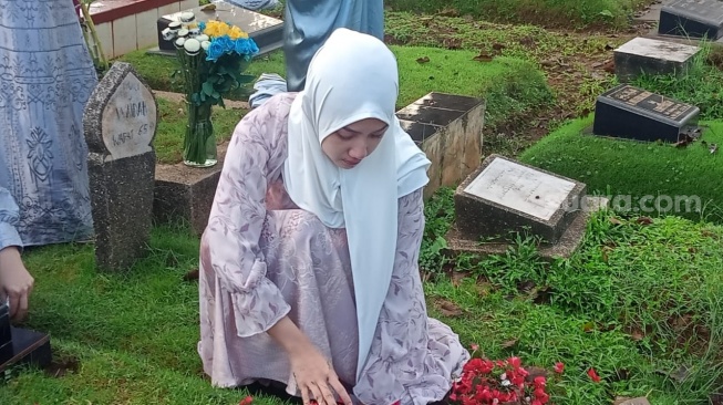 Tamara Tyasmara ziarah ke makam Dante di TPU Jeruk Purut, Jakarta Selatan, Rabu (10/4/2024).