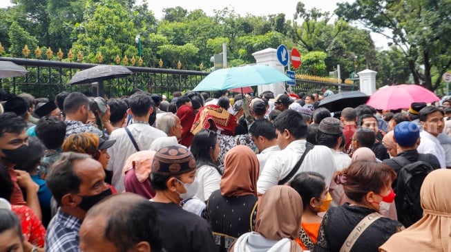 Sejumlah warga mengantre untuk menghadiri open house yang diselenggarkan Presiden Joko Widodo di depan Kantor Kementerian Sekretariat Negara, Jakarta, Rabu (10/4/2024). [Suara.com/Alfian Winanto]