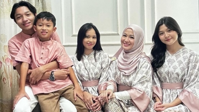 10 Artis Lebaran Tanpa Pasangan, Tetap Bahagia Bersama Keluarga dan Buah Hati