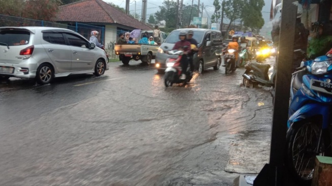 Banjir di Jalan Raya Cimacan Cipanas Cianjur Buat Kendaraan Sulit Melintas, Buntut Drainase Meluap