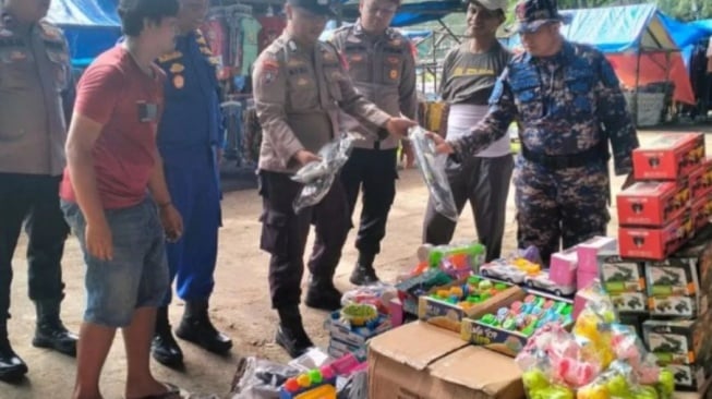 Polisi Larang Pedagang Kawasan Pantai Tiku Agam Jual Pistol Mainan: Bahaya!