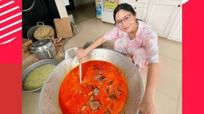 Potret Prilly Latuconsina sedang memasak (Instagram/lambe_turah)