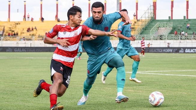 Pesepak bola Madura United Riyatno Abiyoso (kiri) berusaha melewati hadangan pesepak bola Persita Tangerang Javlon Guseynov (kanan) pada pertandingan BRI Liga 1 di Stadion Gelora Bangkalan, Bangkalan, Jawa Timur, Rabu (6/3/2024). Madura United menang dengan skor 3-2. ANTARA FOTO/Rizal Hanafi/aww.