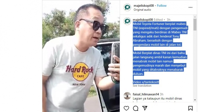 Tangkapan layar pengemudi Toyota Fortuner dengan nomor polisi menggunakan plat dinas TNI. Terlibat cekcok dengan pengendara lain di jalan tol [Suara.com/Tangkapan layar Instagram majeliskopi08]