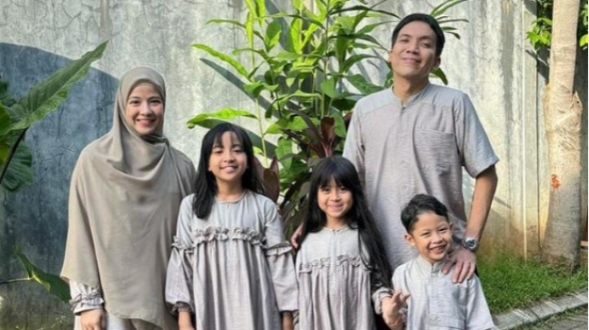 Potret Desta, Natasha Rizky, dan anak-anak saat lebaran (Instagram/desta80s)