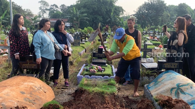 Proses pembongkaran makam Melisha Sidabutar di TPU Padurenan, Bekasi, Jawa Barat pada Kamis (11/4/2024). [Suara.com/Rena Pangesti]