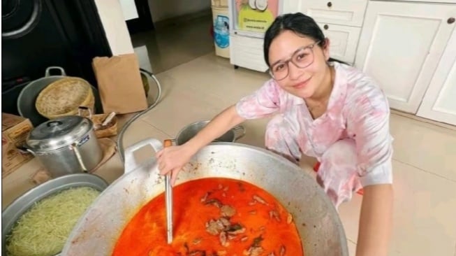 Prilly Latuconsina terciduk memasak pakai gas elipiji 3 kg (Instagram/@prillylatuconsina96)